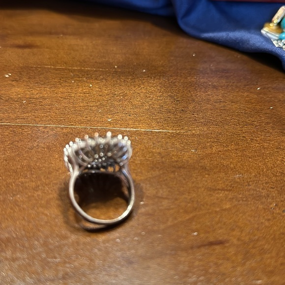 Beautiful women’s ring with black and crystal colors. - Picture 2 of 3